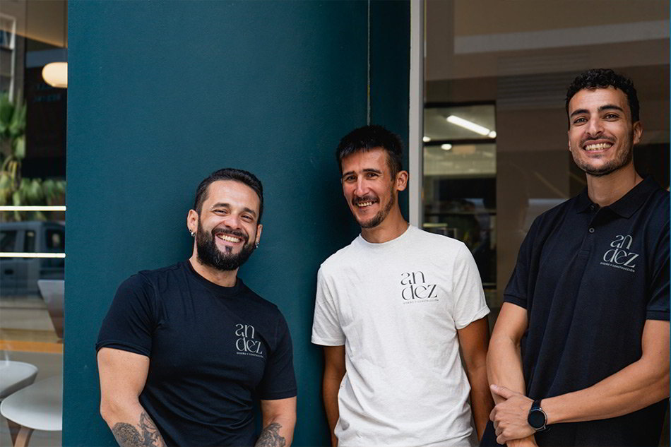 Miembros del equipo de Andez Diseño y Construcción revisando los detalles de una obra