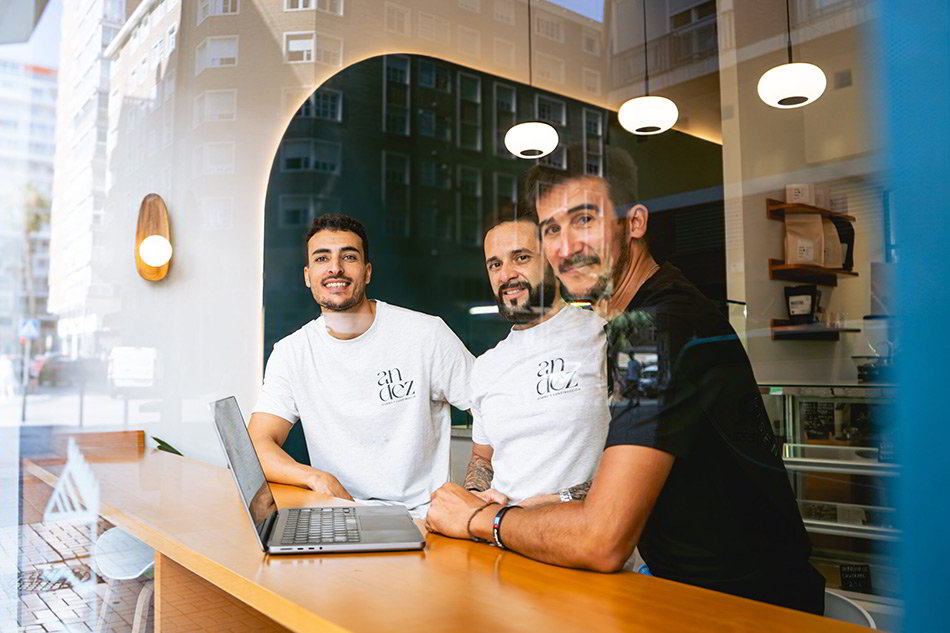 Equipo de Andez Diseño y Construcción trabajando en un proyecto de reforma